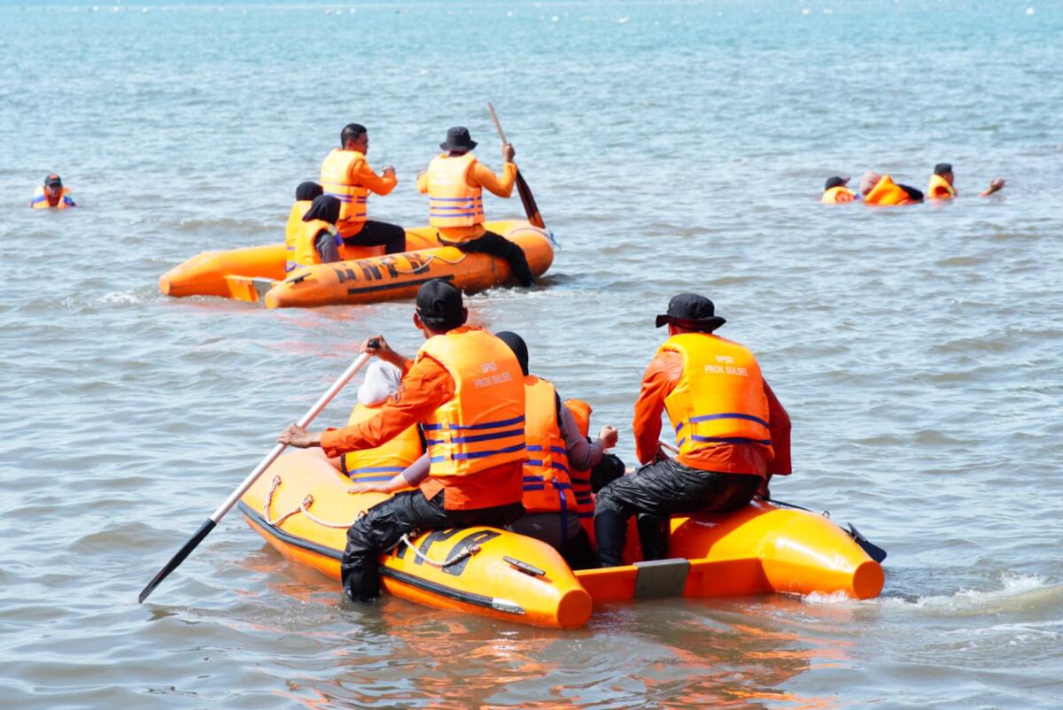 Pemkab Bantaeng dan Stikes Panakkukang Makassar Simulasi Penanganan Bencana Kebakaran Kapal
