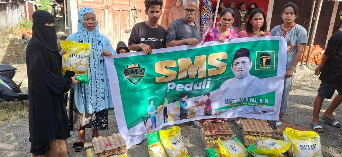 IST
MENYALURKAN--Ketua SMS Peduli, Ani, bersama Asse, Ridwan Surur, serta sejumlah pengurus lainnya menyalurkan bantuan kepada para korban kebakaran dari Wakil Ketua DPRD Sulsel Sufriadi Arif 