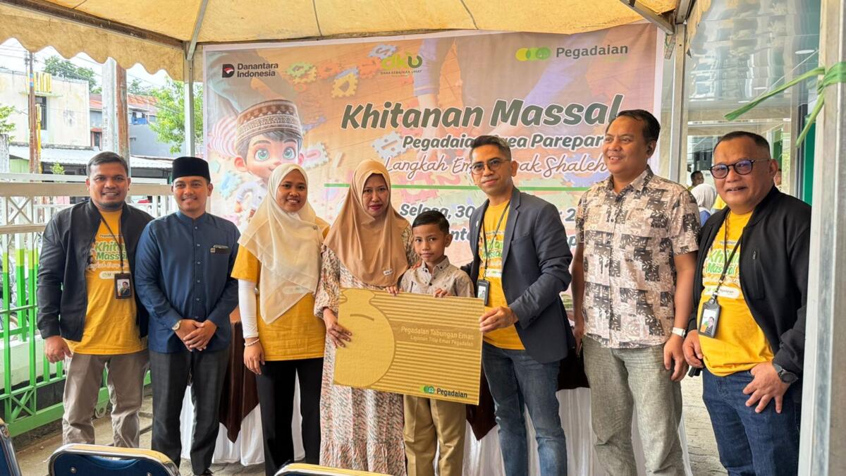 TABUNGAN EMAS -- Kepala Departemen Produk Gadai Area Parepare, Gunawan HB (tiga dari kanan), menyerahkan hadiah tabungan emas kepada salah seorang anak peserta khitanan massal yamg digelar Pegadaian Syariah bersama DKU Pegadaian Syariah Parepare.