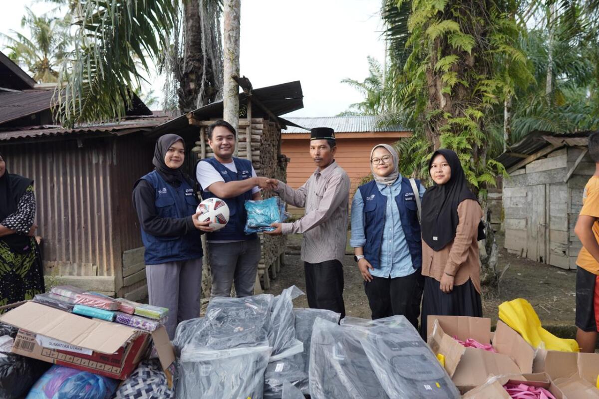 PEDULI TELKOM -- Relawan BUMN Peduli TelkomGroup menyerahkan bantuan pendidikan dan kebersihan untuk sekolah dan tempat ibadah di Kabupaten Aceh Tamiang.