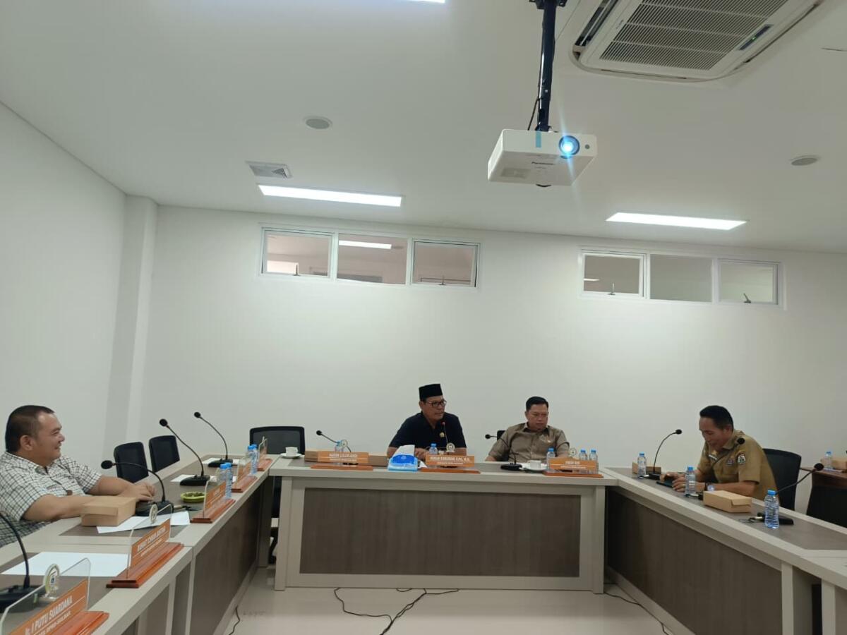 RAKER MONEV -- Sekretaris Komisi III DPRD Sulbar, Harun Lulullangi didampingi Wakil Ketua Komisi III, Fredy Boy saat memimpin Raker Monev,  Selasa (27/1)