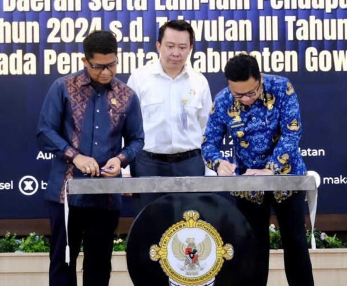IST
TERIMA LHP -- Wabup Gowa, Darmawangsyah Muin bersama Wakil Ketua DPRD Gowa, Hasrul Abdul Rajab, menerima LHP dari Kepala BPK Perwakilan Sulsel, Winner Franky Halomoan Manalu. 

