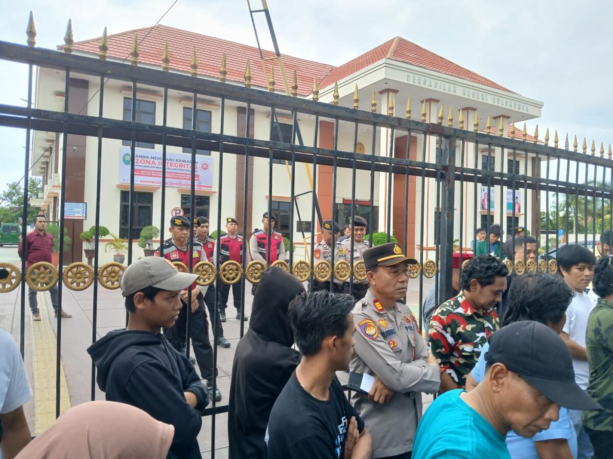 Massa Demo di Depan Kantor PN dan BPN Bulukumba