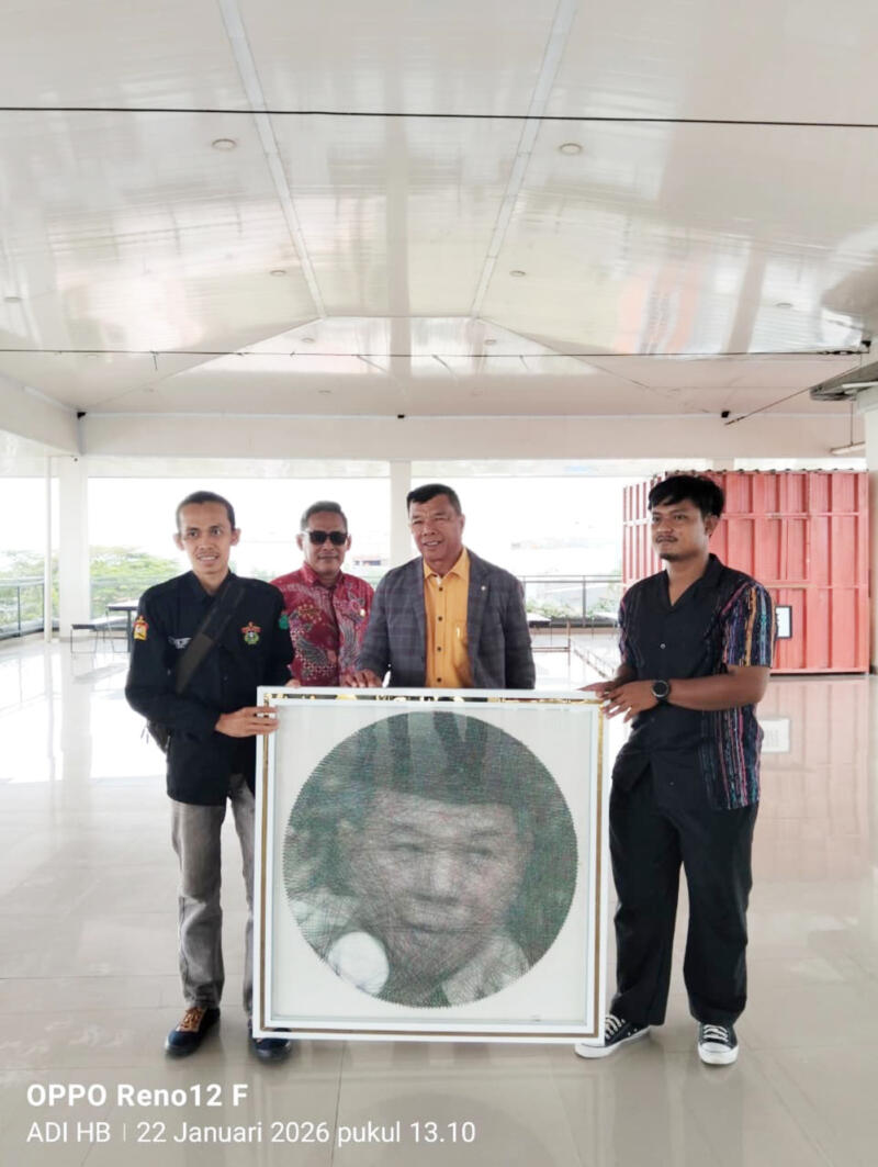 Penampakan Lukisan Wajah Bupati Andi Utta, Karya Pemuda Asal Herlang