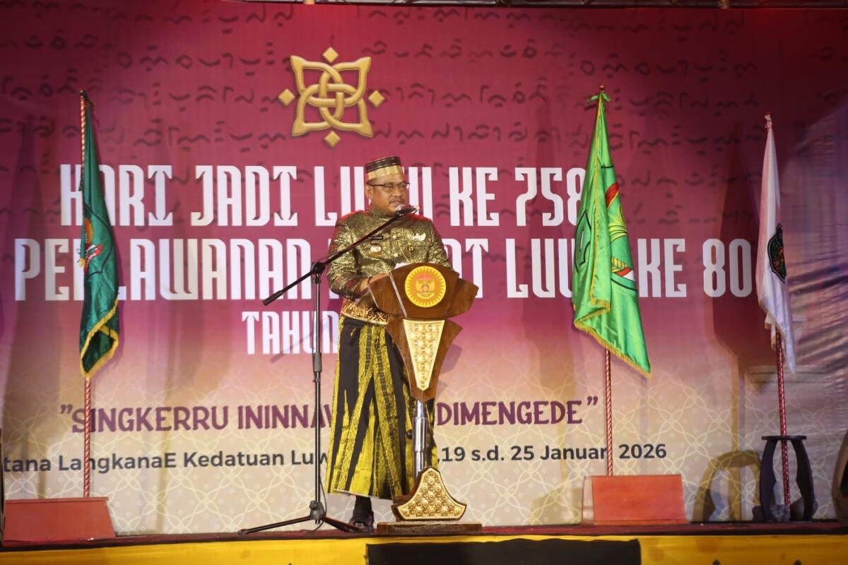 NILAI SEJARAH -- Bupati Luwu, Patahudding menyampaikan nilai sejarah dan budaya Luwu pada malam puncak peringatan HJL ke-758 dan HPRL ke-80 dirangkai jamuan makan malam bersama FSKN di Istana Kedatuan Luwu, Kota Palopo, Jumat (23/1).