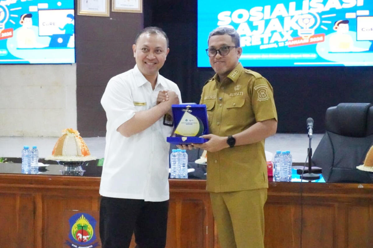 CINDERAMATA -- Bupati Jeneponto, H Paris Yasir menerima cinderamata dari Kepala Kantor Pelayanan Pajak (KPP) Pratama Bantaeng, Muhammad Reza Fahmi.
