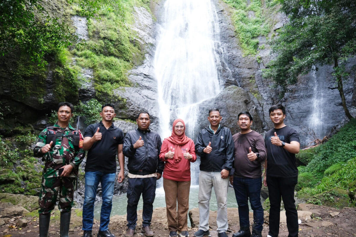 IST
MENIKMATI -- Bupati Gowa, Husniah Talenrang saat menikmati suasana Air Terjun Barassang Bungaya. 
