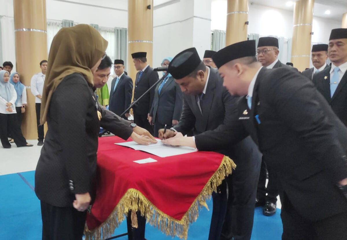 BKM/SAR
PELANTIKAN -- Suasana pelantikan pejabat tinggi pratama lingkup Pemkab Gowa yang dilakukan Bupati Gowa, Husniah Talenrang dan Wabup Darmawangsyah Muin. 
