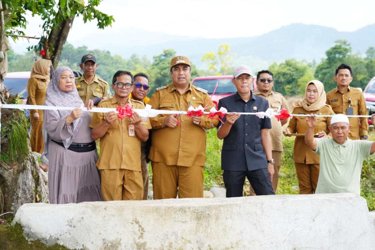 PERESMIAN -- Bupati Maros, HAS Chaidir Syam sedang melakukan pengguntingan pita peresmian sarana irigasi.
