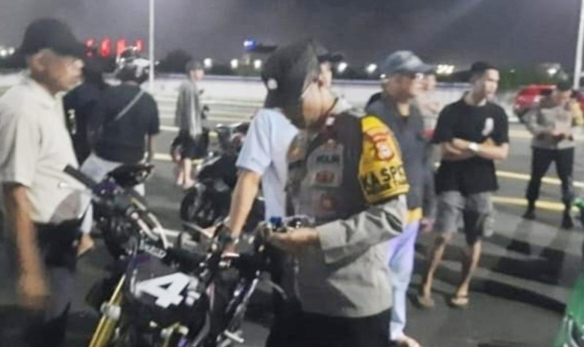 Pengendara Motor Pakai Knalpot Brong di CPI Makassar Tabrak Polisi
