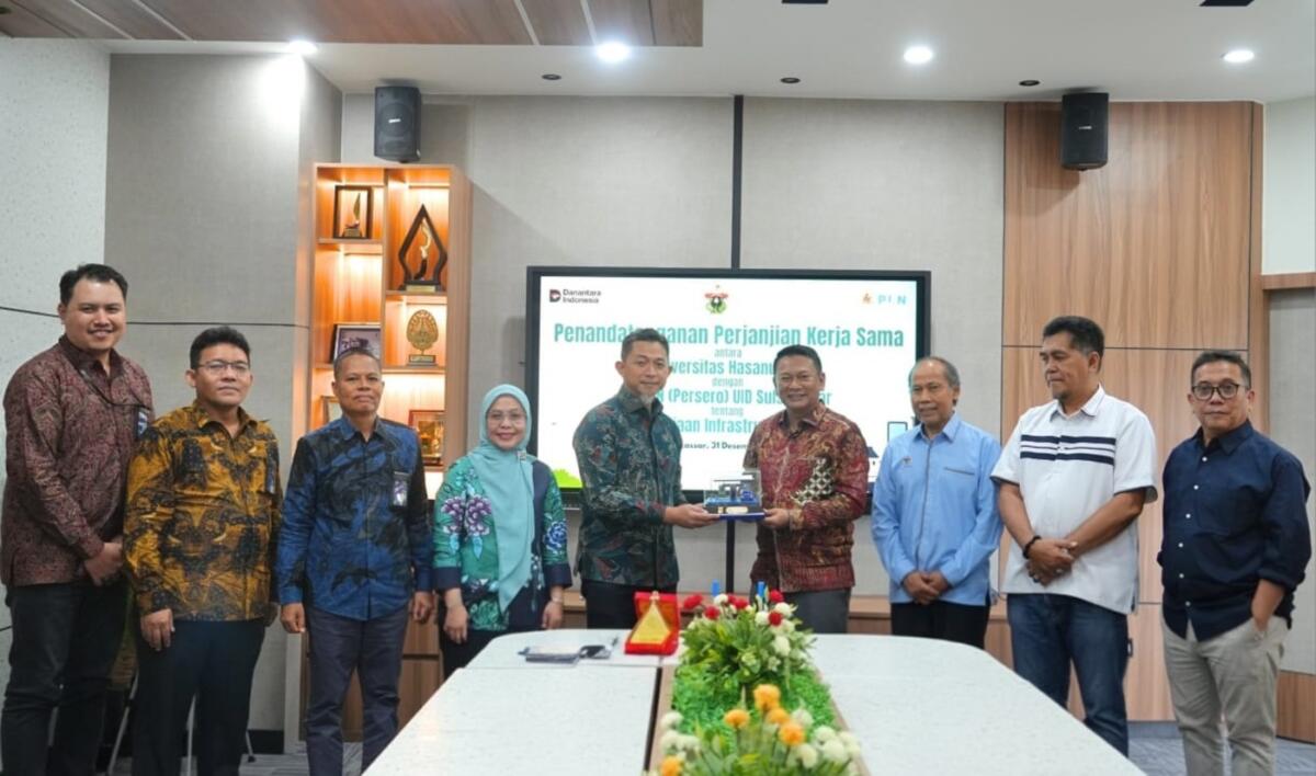 SPKLU -- General Manager PLN UID Sulselrabar, Edyansyah (lima dari kiri) menyerahkan plakat SPKLU kepada Wakil Rektor IV Universitas Hasanuddin, Prof Adi Maulana (empat dari kanan) yang menjadi simbol kerja sama antata PLN dan Universitas Hasanuddin.
