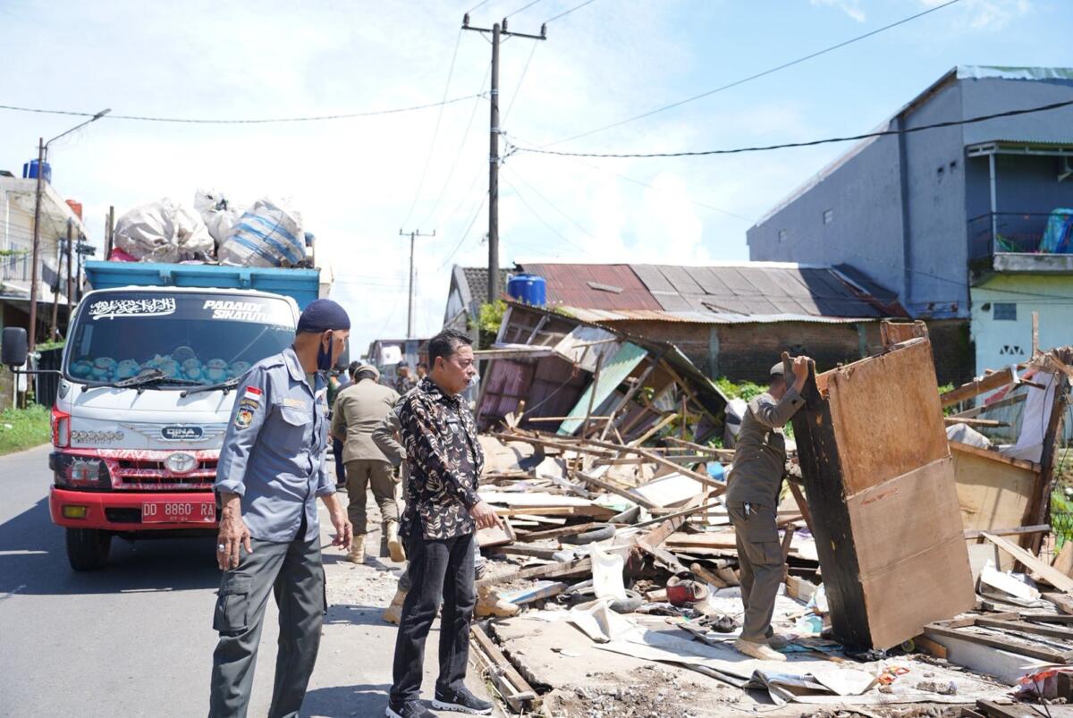 Dinilai Biang Macet, Lapak PKL di Depan Asrama Haji Sudiang Dibongkar