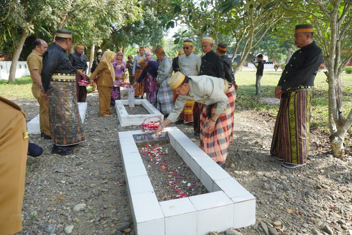 Pj Sekkab Luwu Tabur Bunga di Makam Opu Dg Risaju