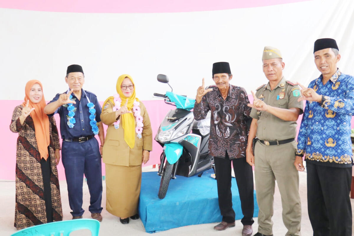 DISAMBUT HANGAT -- Wabup Lutim Hj. Puspawati Husler datang bersama rombongan dan disambut pelukan hangat serta senyum lebar dari semua kalangan masyarakat di Lapangan Gedung Olahraga di Desa Bangun Jaya, Kecamatan Tomoni baru-baru ini