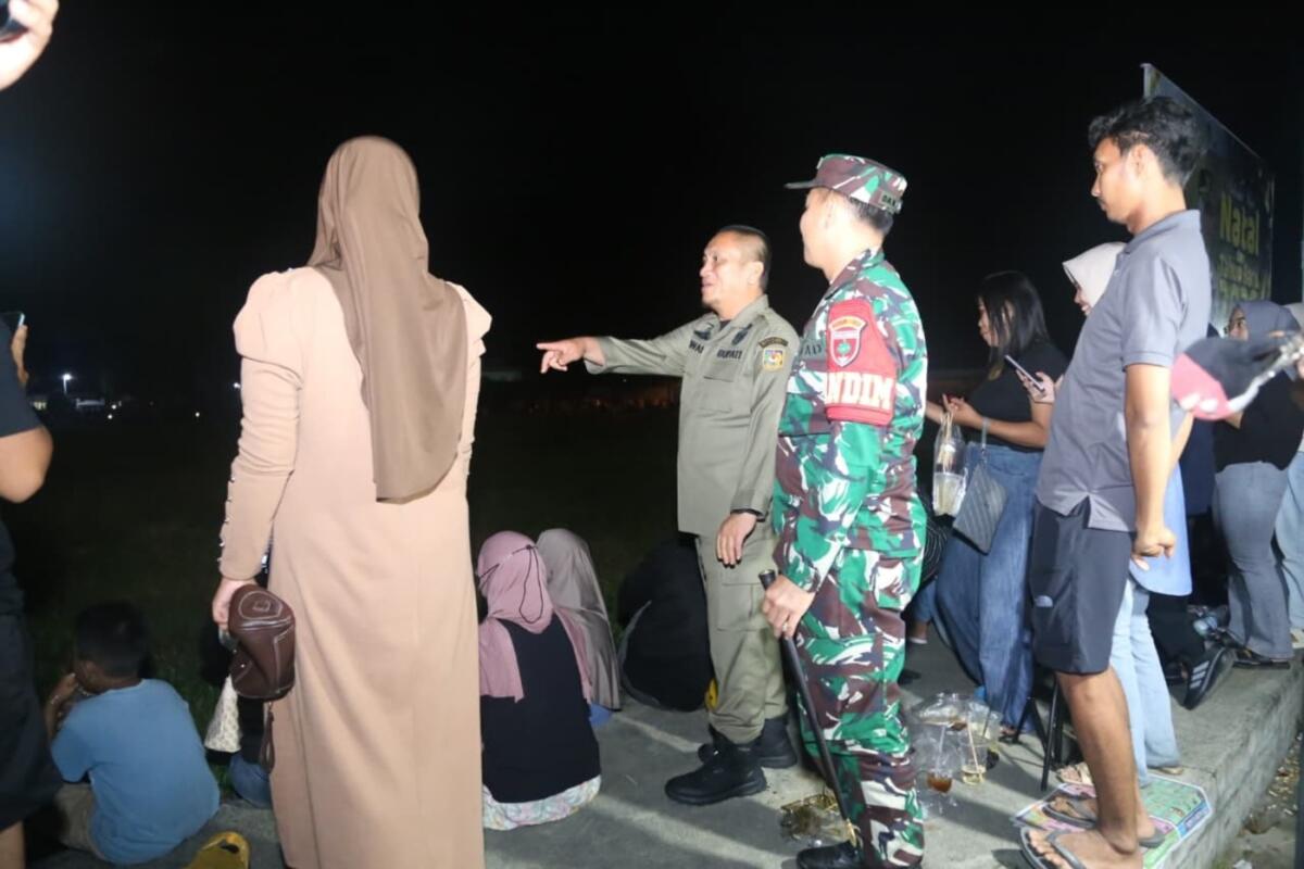 TINJAU -- Bupati Luwu Timur, Irwan Bachri Syam bersama unsur Forkopimda melakukan peninjauan di sejumlah titik keramaian masyarakat guna memastikan malam pergantian tahun berjalan aman, kondusif, dan lancar, Rabu (31/12).