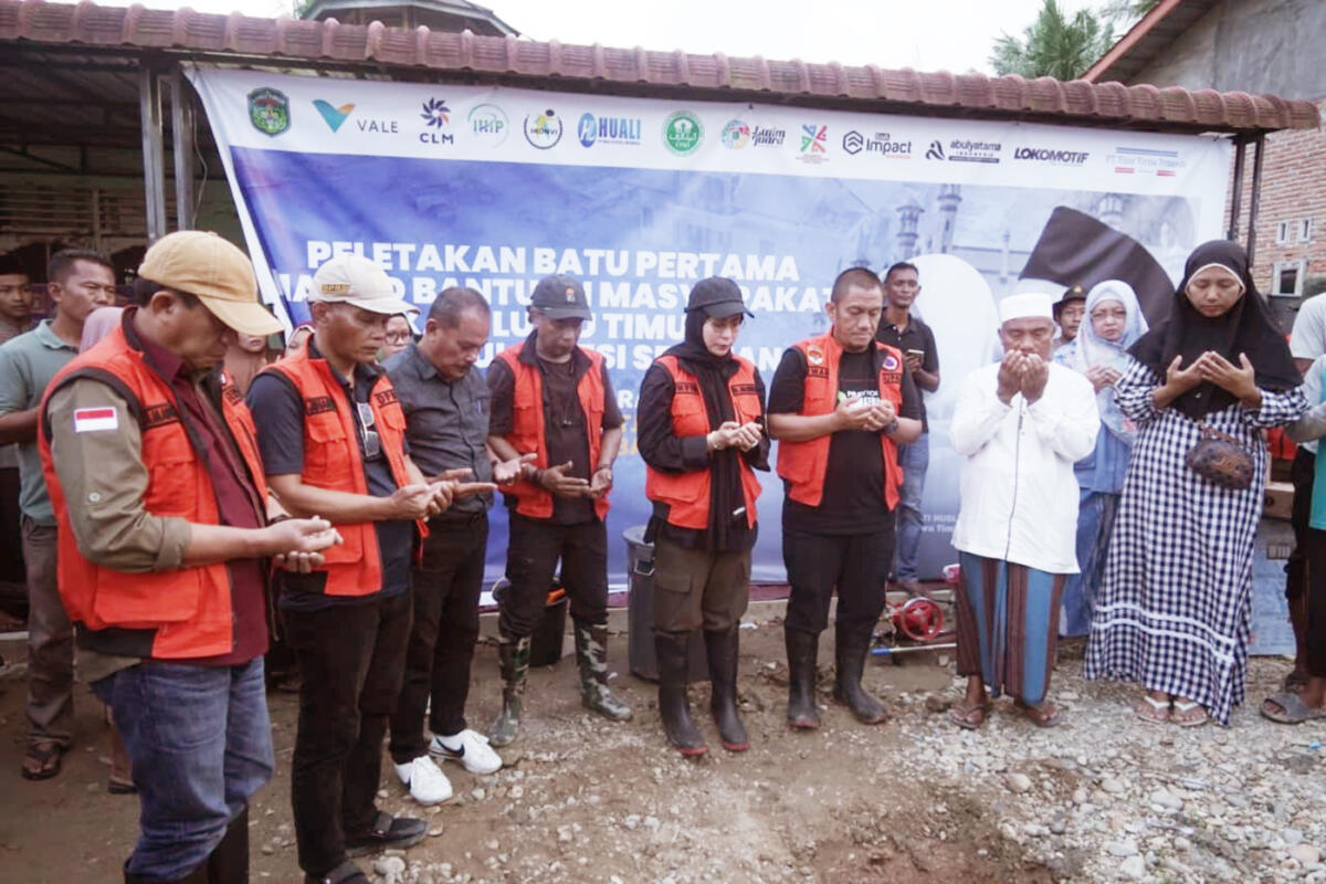 BANGUN MASJID -- Bupati Luwu Timur, Irwan Bachri Syam melakukan peletakan batu pertama pembangunan dua buah masjid di Desa Alur Jambu, Kecamatan Bandar Pusaka, dan Desa Kebun Tanjung Seumantoh, Kec. Karang Baru, Minggu (4/1).