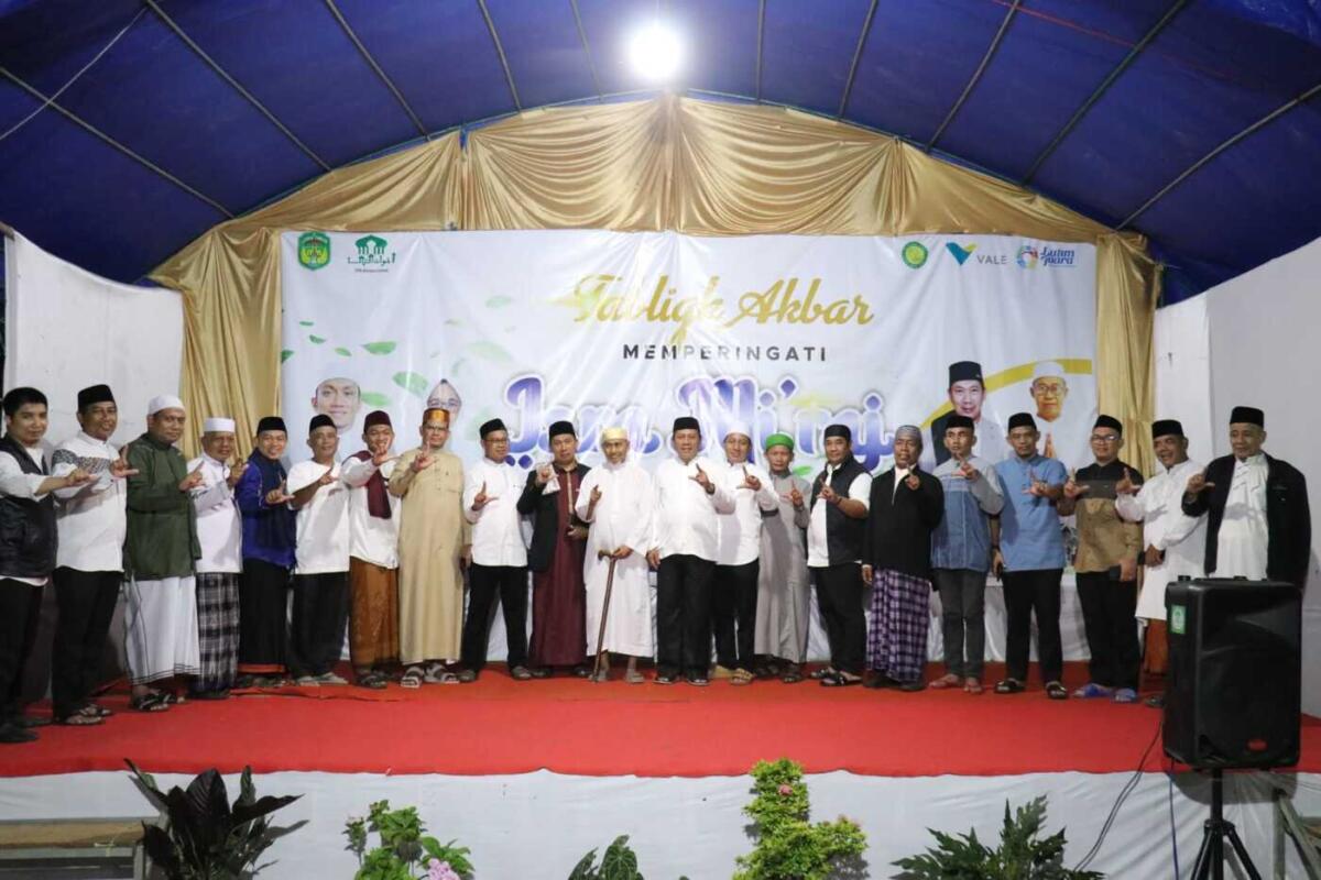 ISRA MI'RAJ -- Pj Sekkab Luwu Timur, Ramadhan Pirade menghadiri kegiatan Tabligh Akbar dalam rangka Peringatan Isra’ Mi’raj Nabi Muhammad SAW Tahun 1447 H di Masjid Raya At- Taqwa Towuti, Sabtu (17/1) malam. 