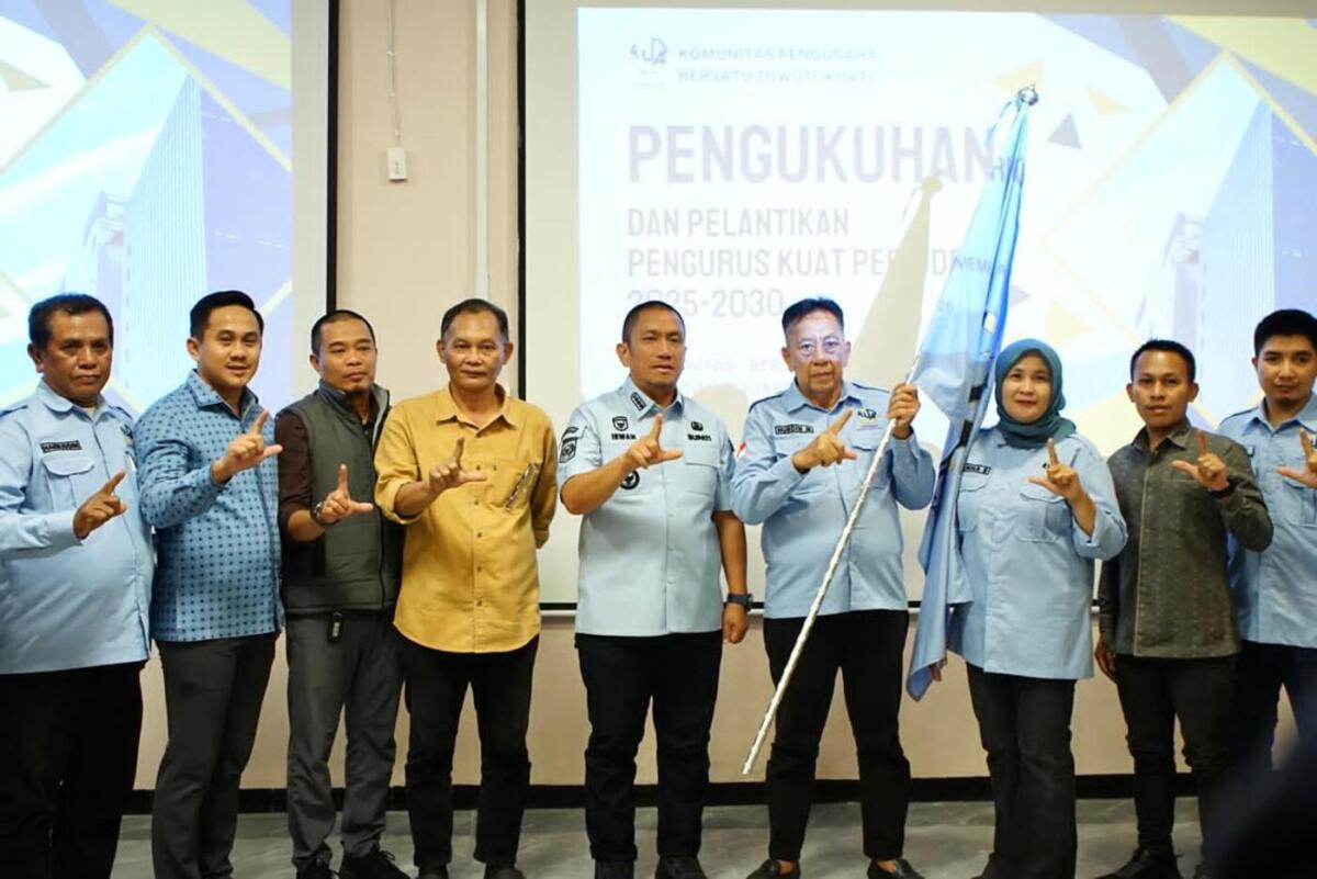 Bupati Lutim Irwan Kukuhkan Pengurus KUAT