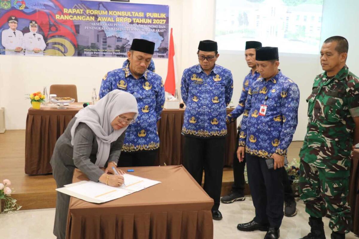 RAPAT -- Bupati Luwu Timur, Irwan Bachri Syam membuka acara rapat forum konsultasi publik rancangan awal RKPD Tahun 2027 di Wisma Trans, Malili Selasa (20/1).
