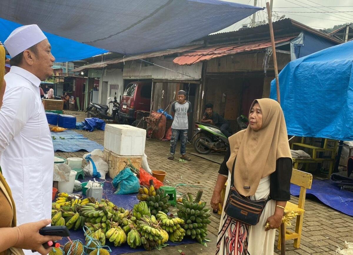 TINJAU PASAR -- Bupati Luwu Timur, Irwan Bachri Syam meninjau Pasar Tapuondau di Desa Sorowako, Kecamatan Nuha, Jumat (9/1). 
