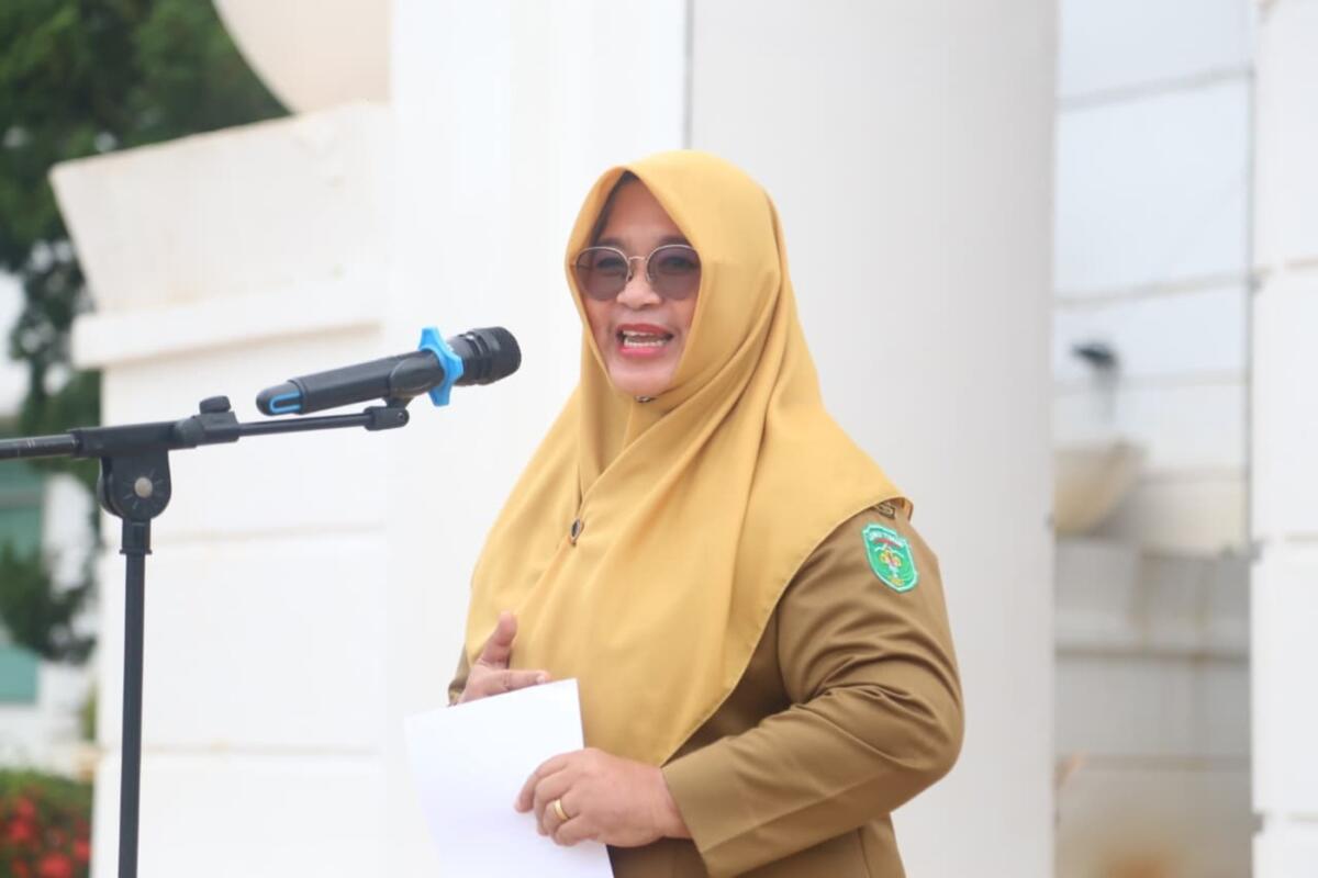 APEL PAGI -- Wakil Bupati Luwu Timur, Hj. Puspawati Husler memimpin apel pagi di Halaman Kantor Bupati Luwu Timur, Senin (5/1). Apel diikuti para pejabat eselon II, III, IV, dan Staf baik PNS maupun PPPK.  
