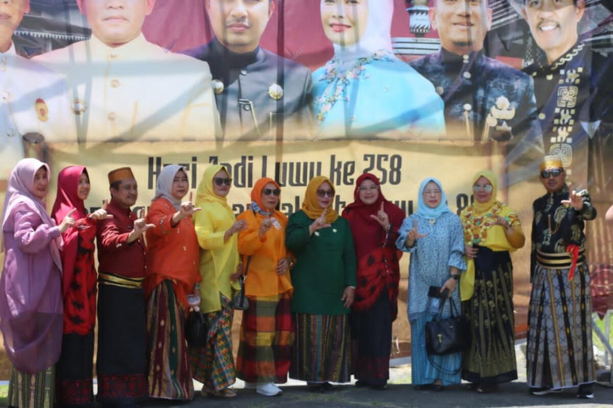 PROSESI ADAT -- Wabup Luwu Timur, Hj Puspawati Husler menghadiri prosesi Tudang Ade’ (Musyawarah Adat) yang merupakan rangkaian utama dalam memperingati HJL ke-758 dan HPRL ke-80 di Gedung Salassae, Kompleks Istana Kedatuan Luwu, Selasa (21/1).