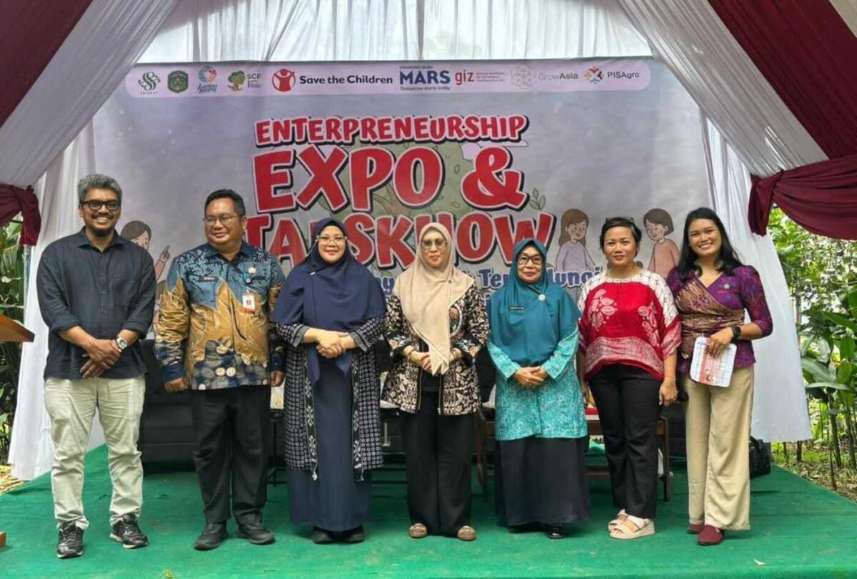 PAMER KARYA -- Sebanyak 29 kelompok bisnis yang tersebar di sejumlah desa di Kabupaten Luwu Timur menggelar Women Entrepreneurship Expo & Talkshow guna mendukung penguatan dan keberlanjutan usaha di Pasar Selaras, Desa Bonepute, Kecamatan Burau, Kabupaten Luwu Timur, Kamis (8/1).
