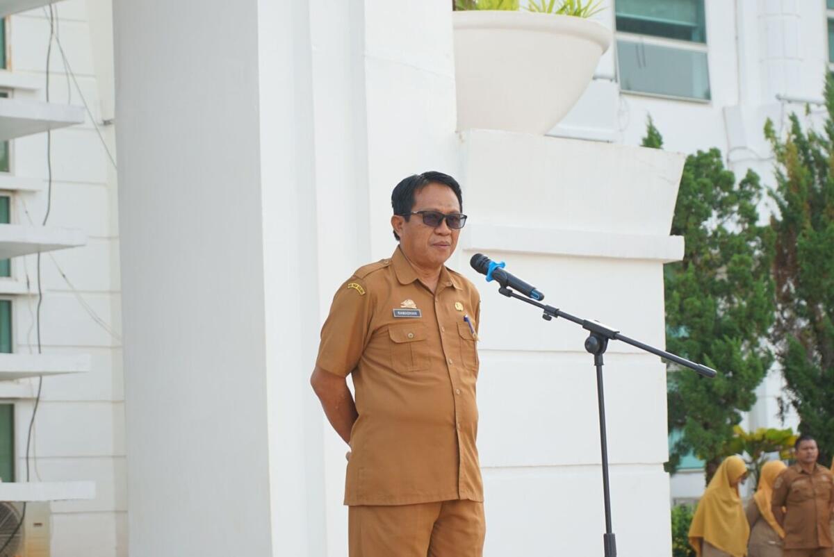 APEL PAGI -- Pj Sekkab Luwu Timur, Ramadhan Pirade saat memimpin apel pagi di Halaman Kantor Bupati Luwu Timur, Senin (26/1). Dia mengingatkan agar seluruh OPD menuntaskan laporan keuangan, penangangan Piala Adipura dan meningkatkan kedisiplinan aparatur.  