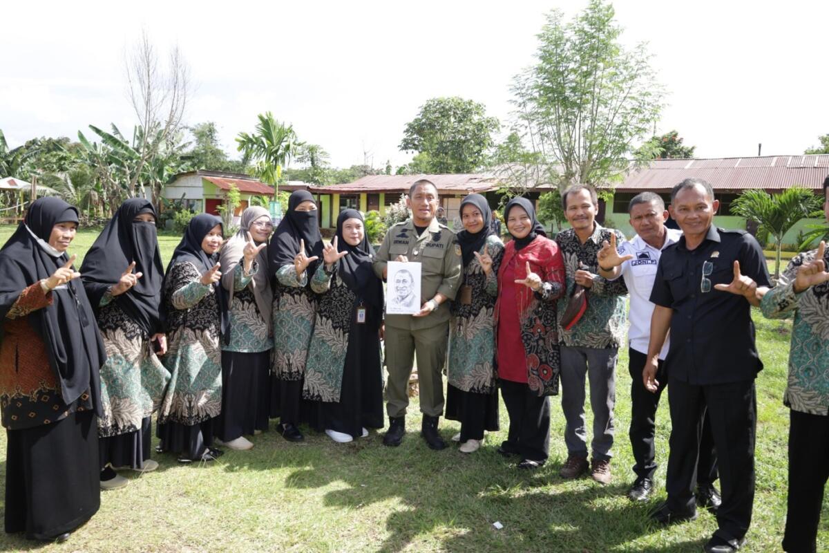 KUNJUNGAN -- Bupati Luwu Timur, Irwan Bachri Syam melakukan kunjungan ke Madrasah Tsanawiyah (MTs) Nurul Taqwa Sorowako, Kecamatan Nuha baru-baru ini.  

