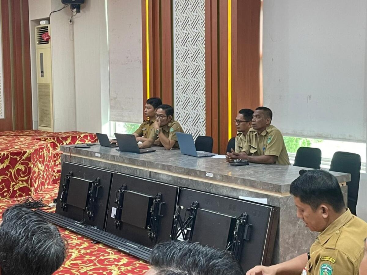 RAKOR -- Pj Sekkab Luwu Timur, Ramadhan Pirade memimpin Rakor Monev Akhir Tahun 2025 terhadap kegiatan fisik dan non fisik lingkup Pemkab Luwu Timur, di Aula Sasana Praja Kantor Bupati baru-baru ini. 