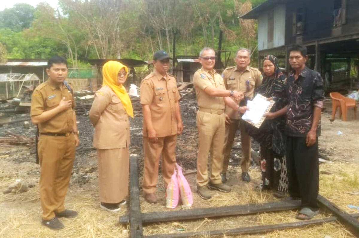 BANTUAN -- Kepala BPBD Kabupaten Pinrang, Rhommy Manule menyerahkan bantuan berupa uang tunai kepada warga korban kebakaran di Desa Alitta, Kecamatan Mattiro Bulu, Senin (12/1).
