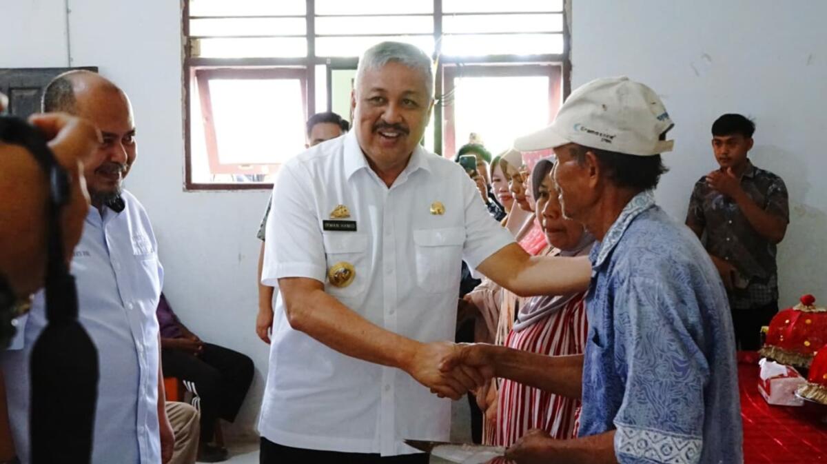 Irwan Serahkan 70 Sertifikat di Kaballangan