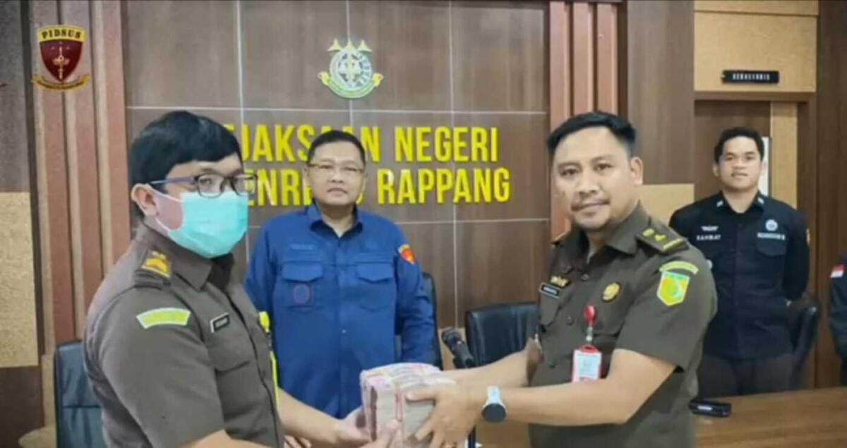 EKSEKUSI -- Tim Jaksa eksekutor Kejari Sidrap melaksanakan eksekusi penyetoran uang pengganti dalam perkara penyimpangan kegiatan operasional produk dan layanan pada PT Pegadaian Cabang Dua Pitue, Kabupaten Sidrap tahun 2022, Selasa (20/1). 
