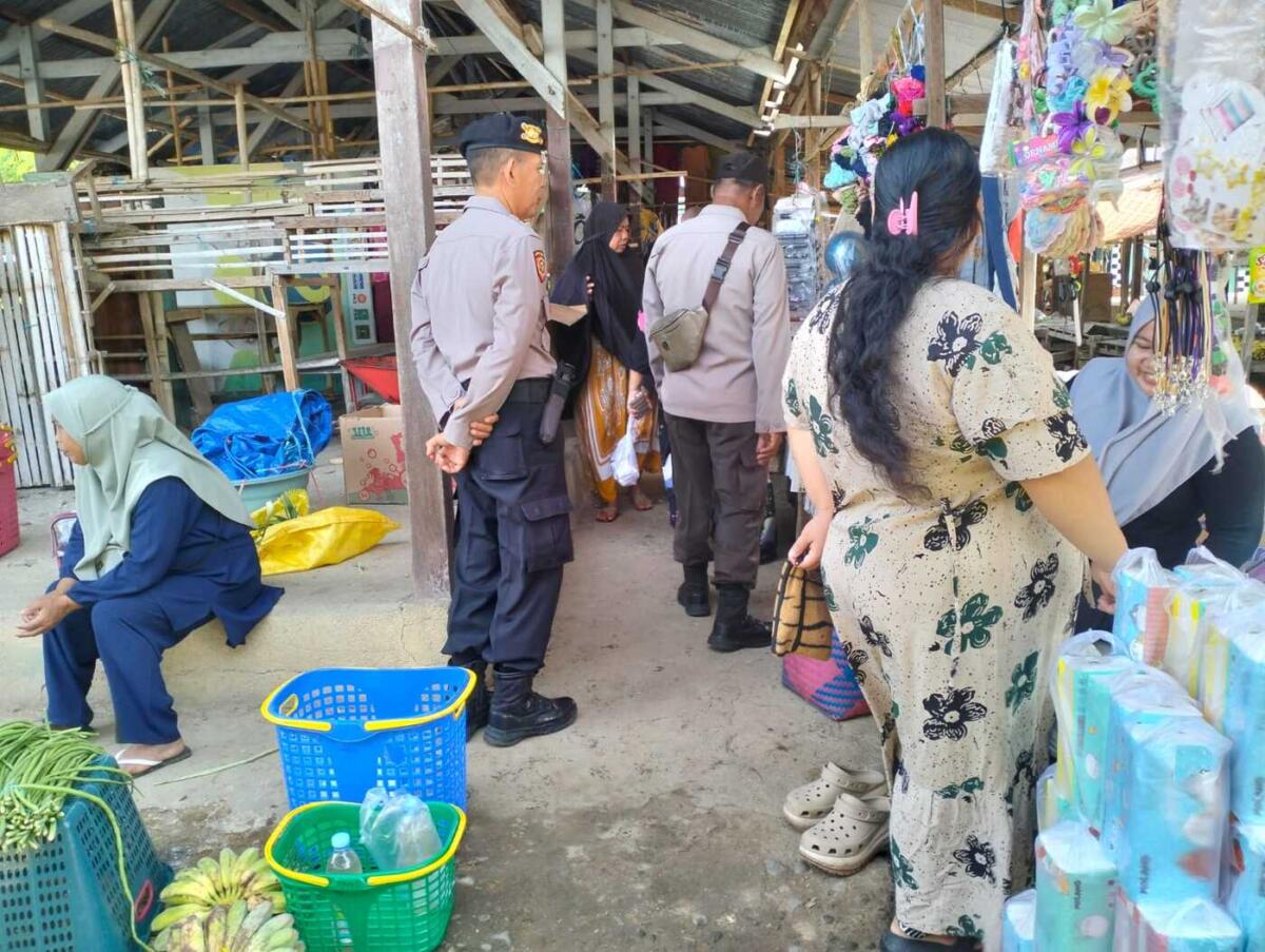 Polsek Marioriawa Patroli Pengamanan Pasar Welonge di Soppeng