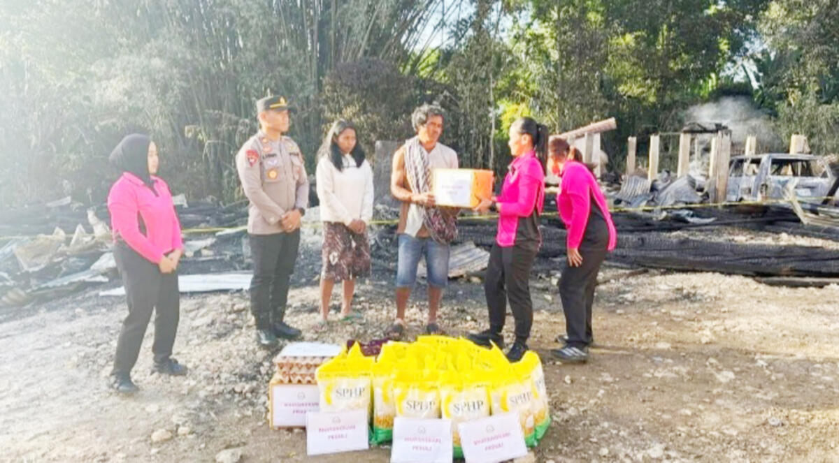 Bhayangkari Cabang Toraja Utara Beri Bantuan ke Korban Kebakaran