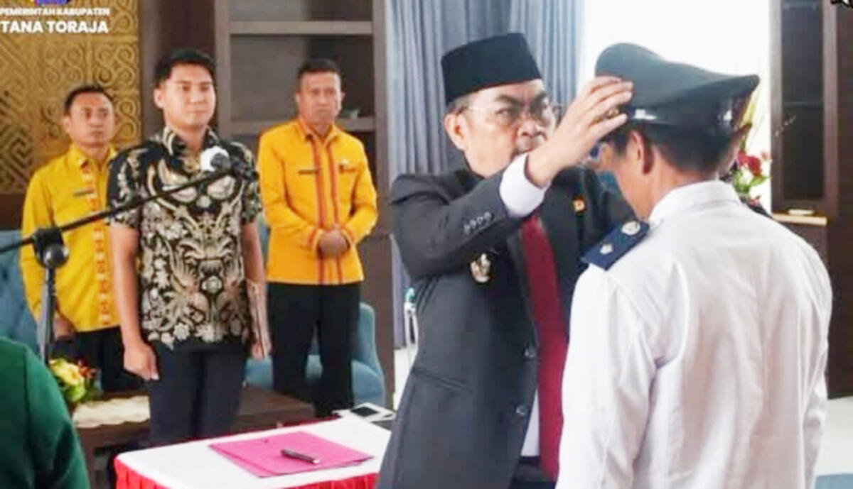LANTIK -- Bupati Tana Toraja, Zadrak Tombeg melantik Nicodemus L Suang sebagai Kepala Lembang (Kalem) Rano Tengah Pergantian Antarwaktu, Kamis (8/1).  
