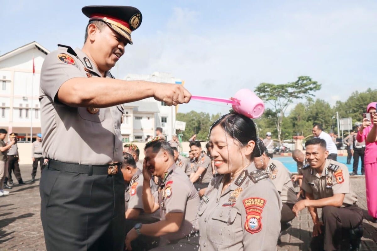 NAIK PANGKAT -- Sebanyak 28 personel Polres Toraja Utara mengikuti upacara kors raport kenaikan pangkat di halaman Mapolres Toraja Utara baru-baru ini
