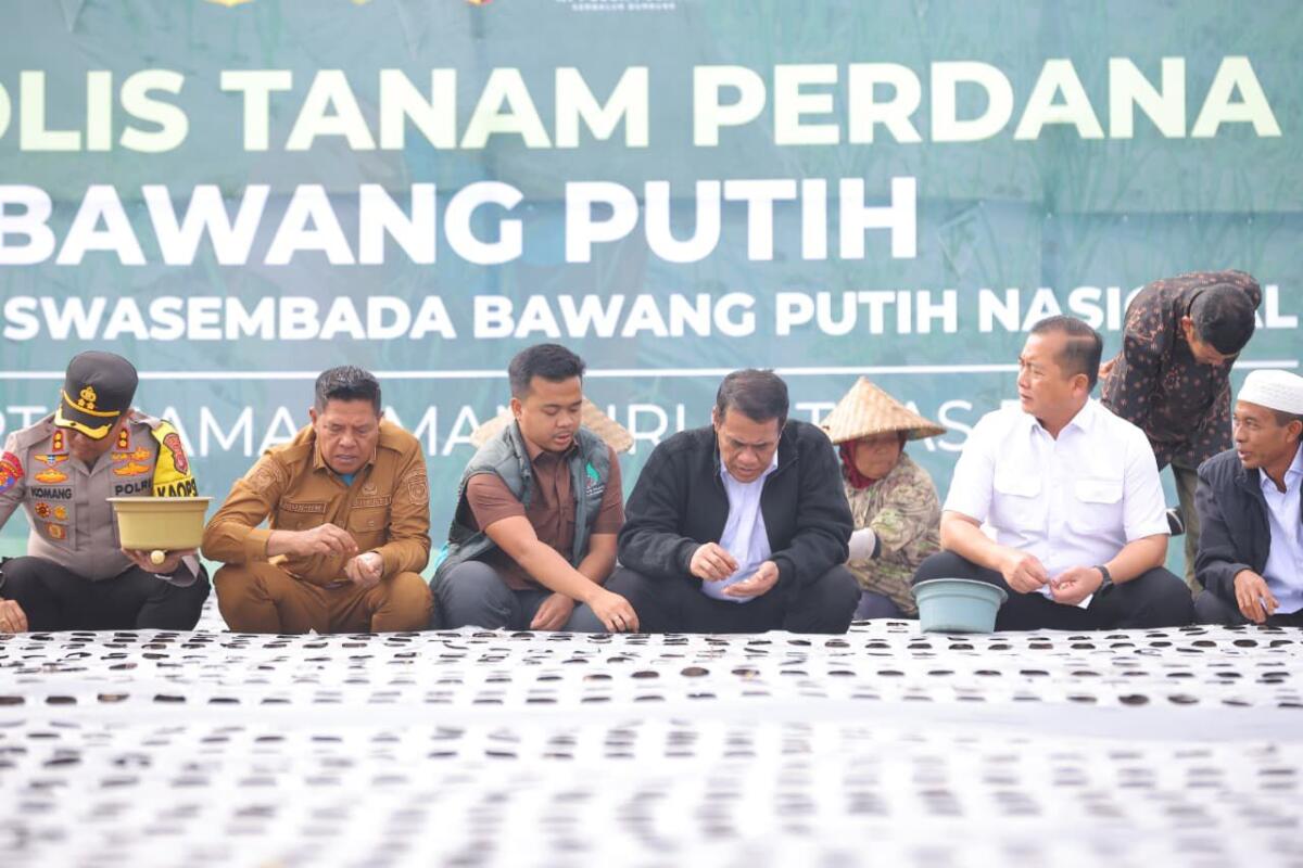 Mentan Amran Pamer Kesiapan Swasembada Bawang Putih di Hadapan Petani NTB, Target Hentikan Impor Maksimal 5 Tahun