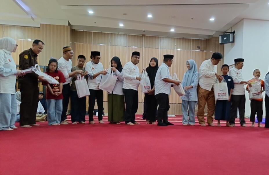 Berkah Ramadan, IKA Unhas Beri Santunan kepada 500 Anak dan Muallaf