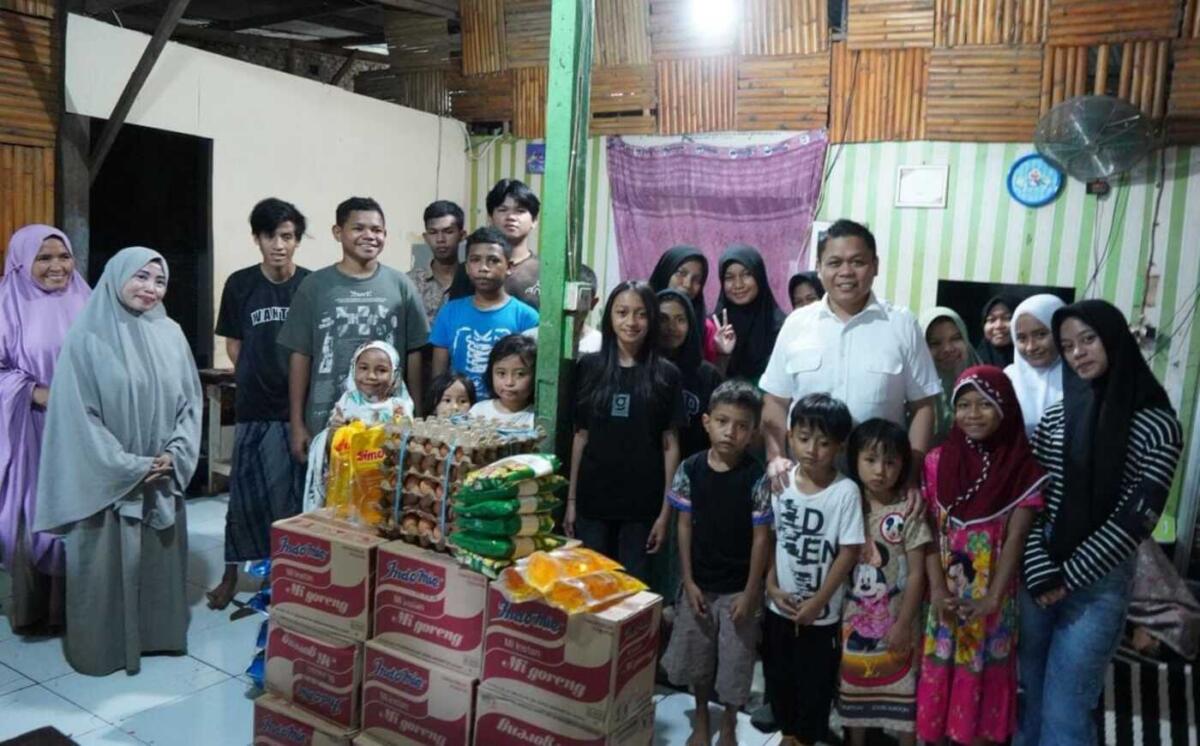 Yasir Machmud Bagi Sembako ke Panti Asuhan Jabal Rachmat