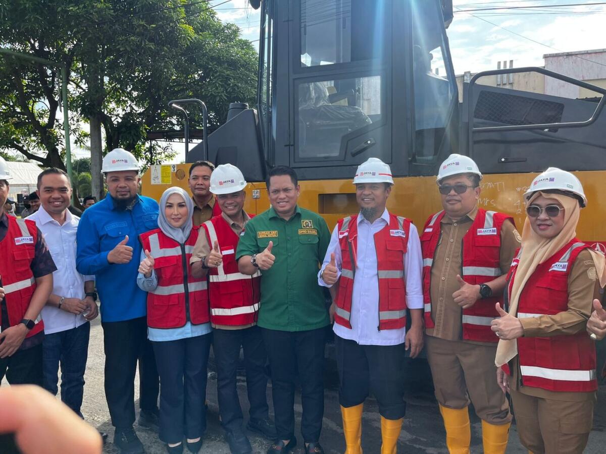 IST
MENGHADIRI--Legislator PKB DPRD Sulsel Fadila Fahriana (kudung abu-abu) bersama Gubernur Andi Sudirman Sulaiman, Wakil Ketua DPRD Sudfriadi Arif, Mallarangan Tutu dan Kamaruddin, Bupati Takalar Firdaus Daeng Manye dan Bupati Gowa Husniah Talerang menghadiri Groundbreaking
