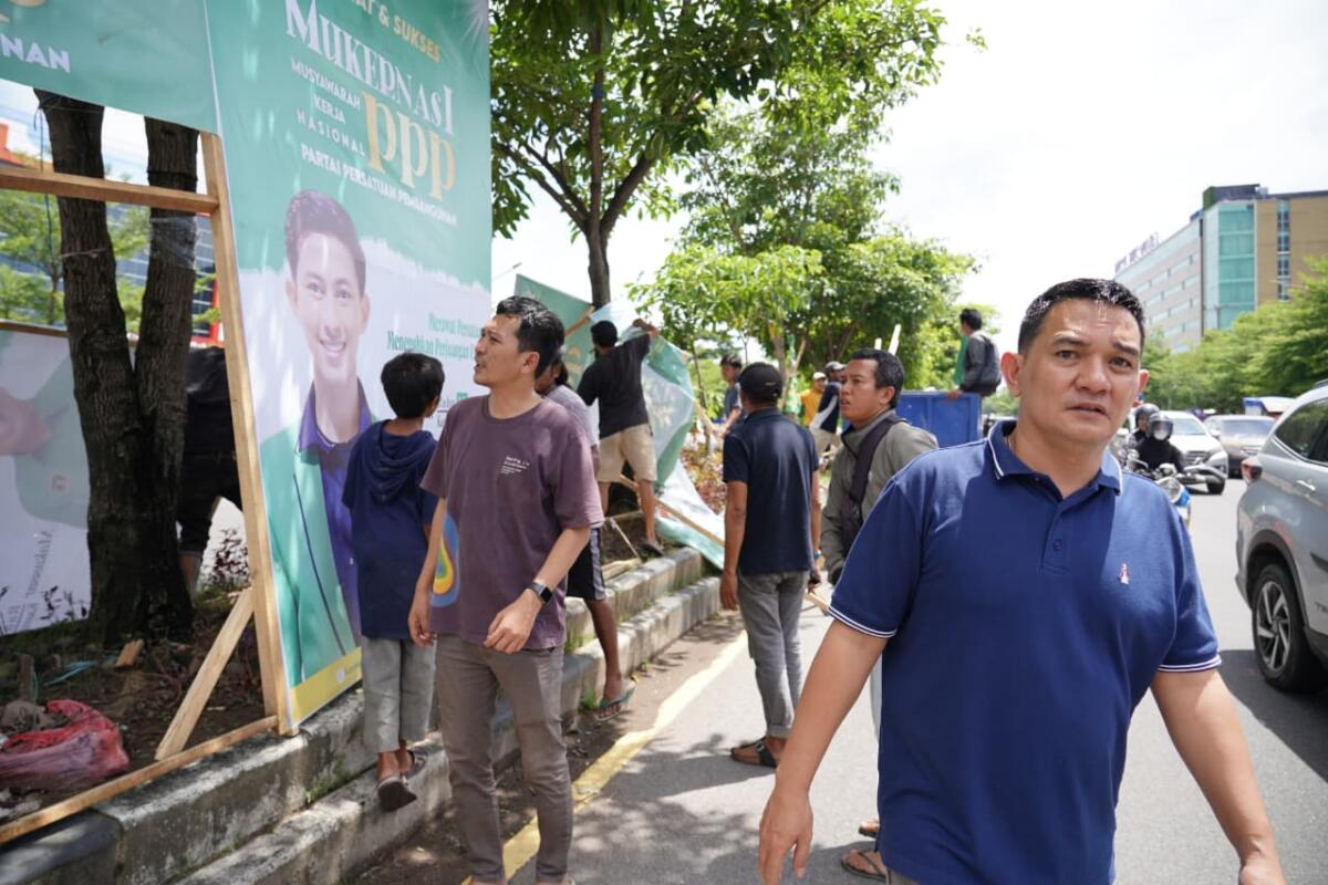 Jalankan Instruksi Wali Kota, Puluhan Banner dan Baliho Dicopot di Petta Rani