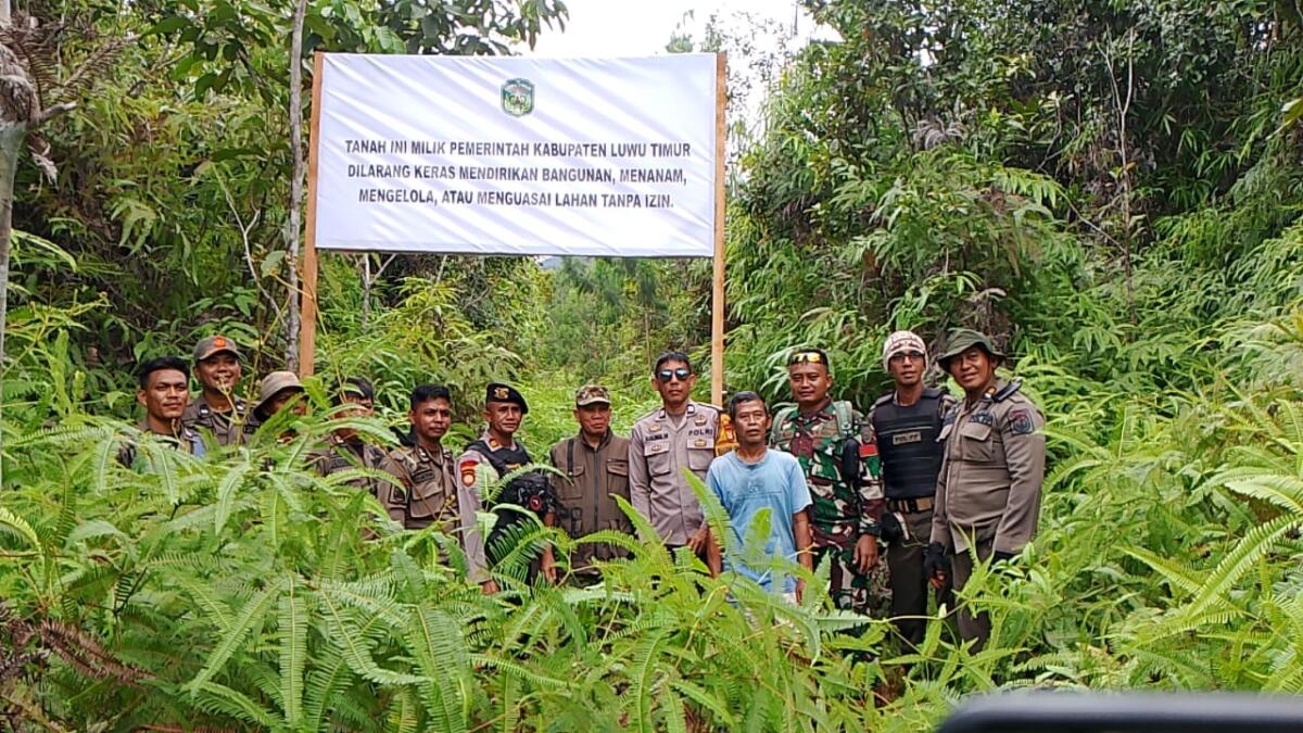Warga Penggarap Lahan Pemkab Lutim Dampingi Tim Pemasangan Plang Informasi di Lampia