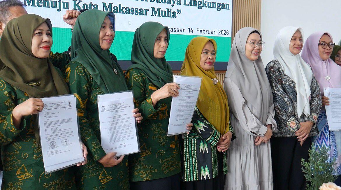 Ketua Dewan Lingkungan Makassar Melinda Aksa Serahkan SK 24 Sekolah Peraih Adiwiyata Nasional