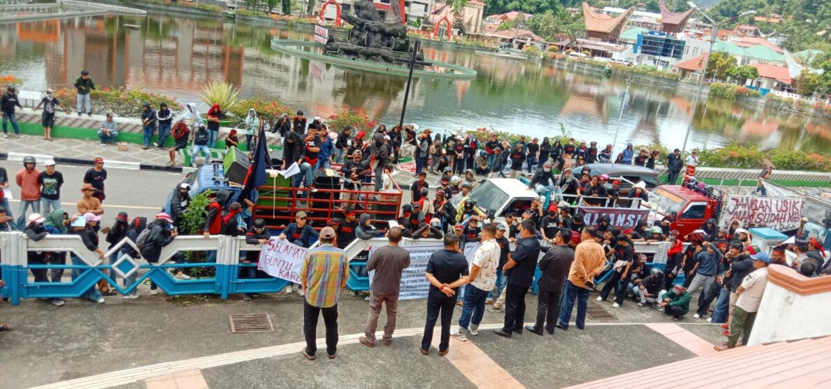 Tolak Pembangunan PLTP, Massa AMTTG Kurung Bupati Tana Toraja di Gedung DPRD