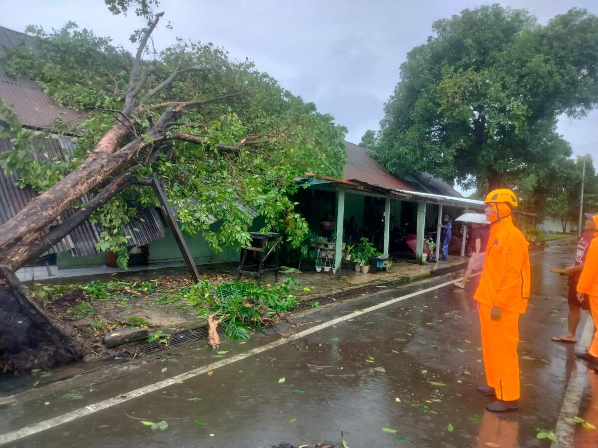 19 Rumah dan Dua Mobil Terdampak Angin Kencang di Makassar