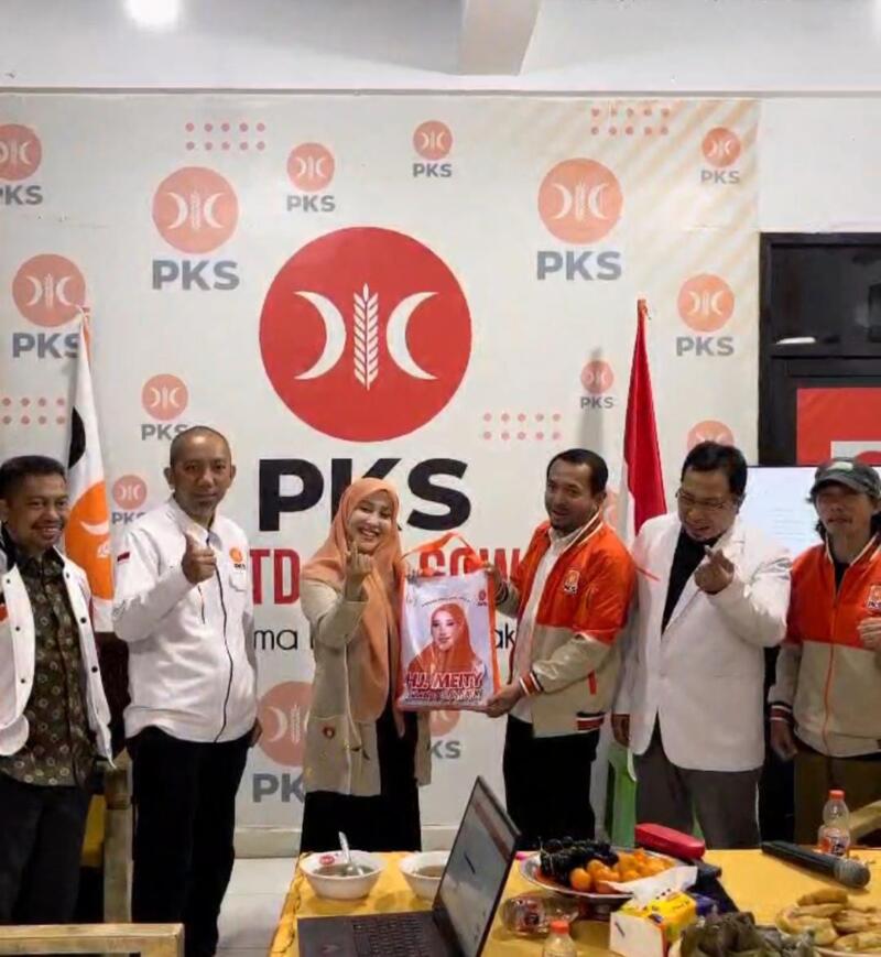 Legislator Senayan Meity Rahmatia Bagikan Paket Ramadan ke Pengurus DPD PKS