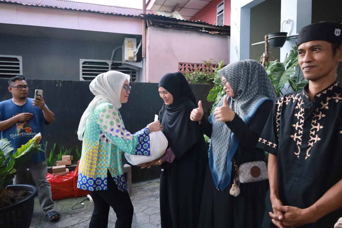 Legislator Nasdem Andi Azizah Irma Salurkan Sembako untuk Relawan di Paleteang