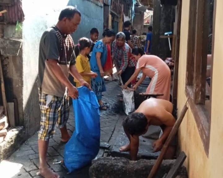 Warga Berua Keluhkan ‎Drainase Tersumbat Gegara Lama tak Pernah Dibersihkan