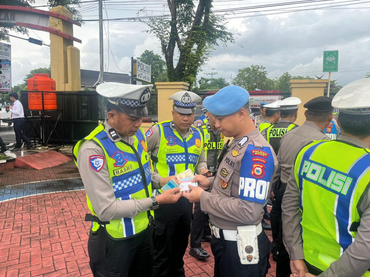 Sebelum Turun Operasi, Personel Polres Maros Diperiksa Kelengkapan Administrasi Pribadi